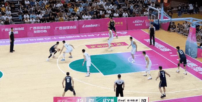 不得不提，赵继伟全运会打得真不错，对北京队的比赛里，先是晃开对方的防守侧撤步命中