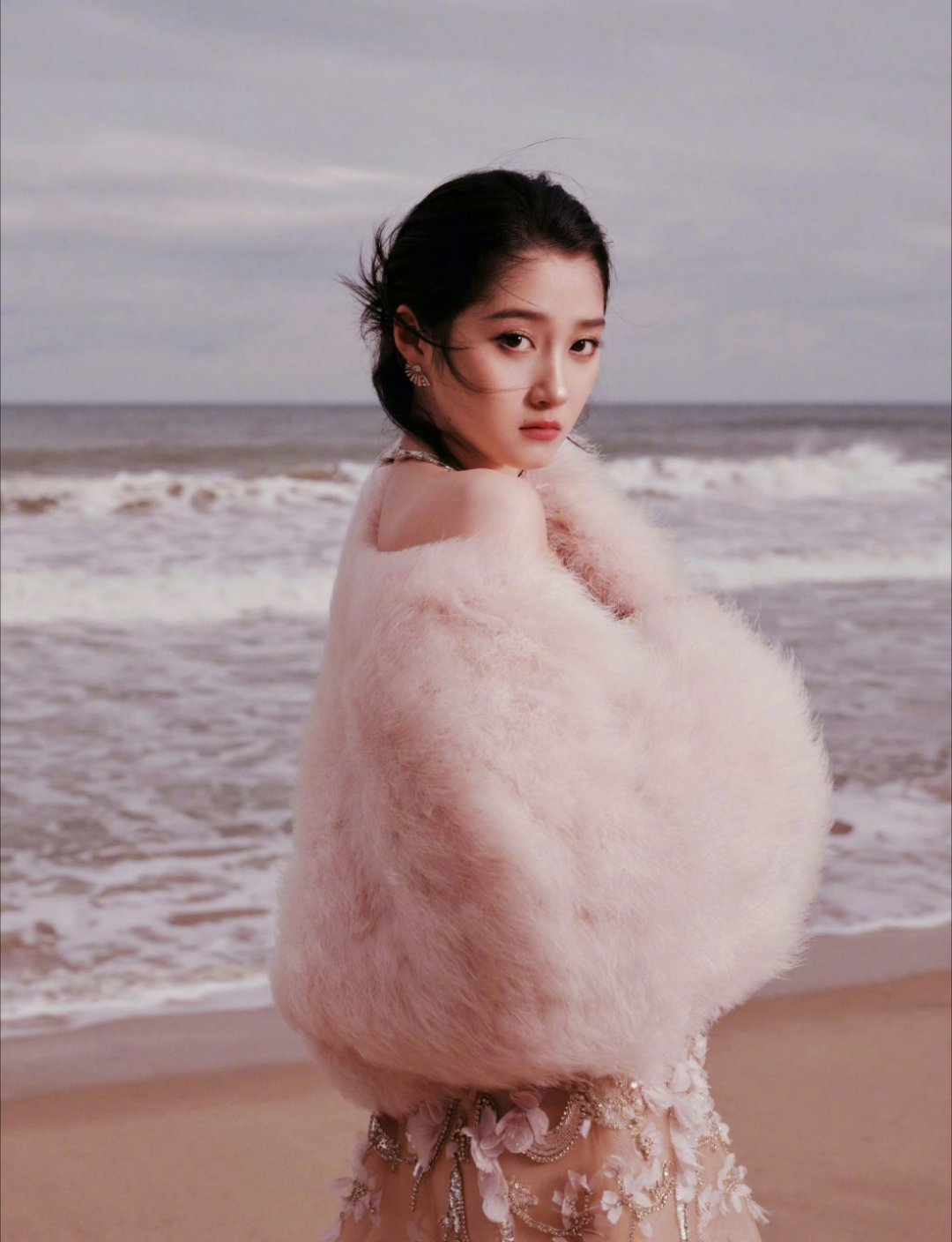 海边大片真的来了[期待]，这么漂亮的关晓彤！就是要多拍照！[打call][打ca