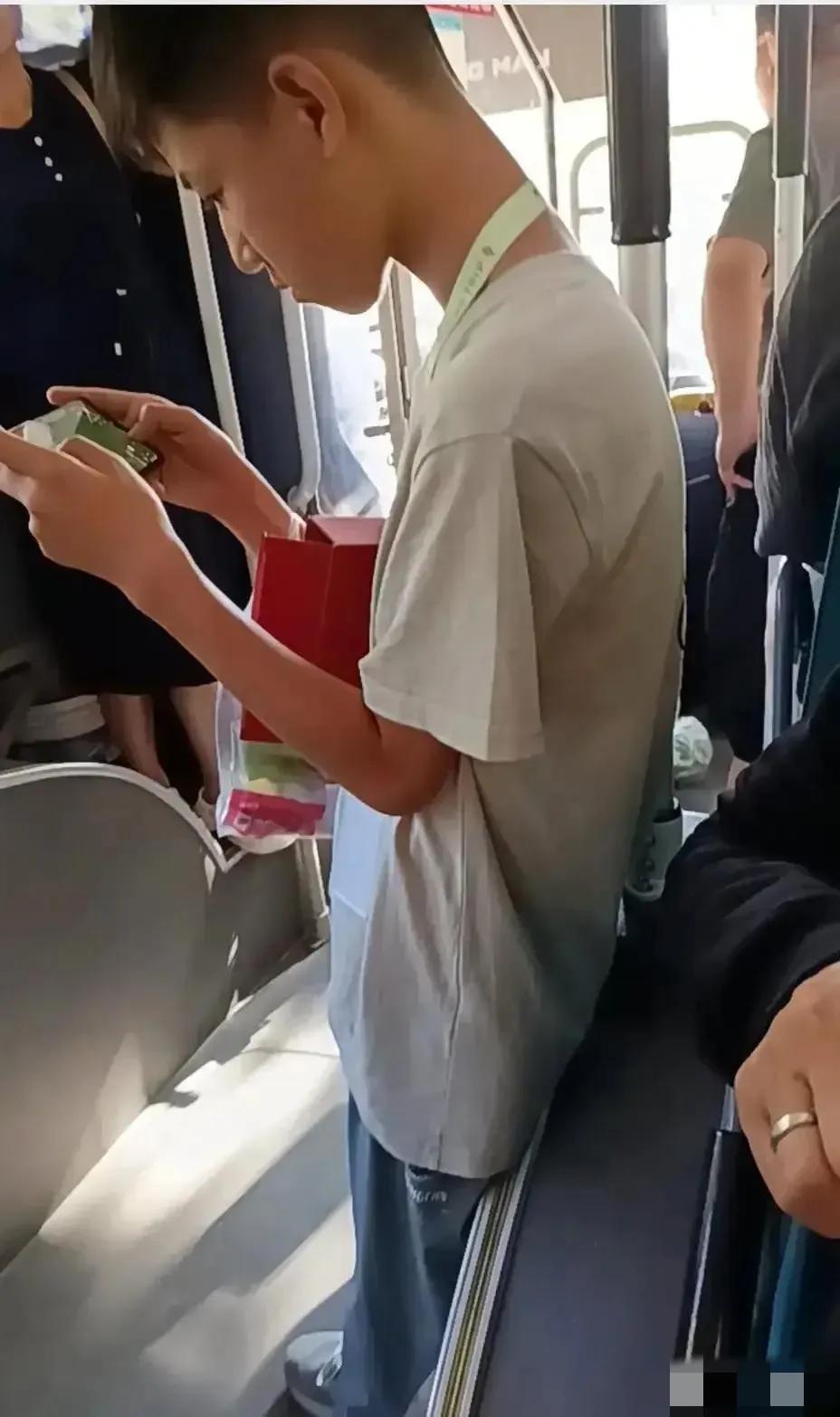 家里有个这样的孩子，父母还有生活的奔头吗？
在一拥挤的地铁上，有一个大约十来岁的