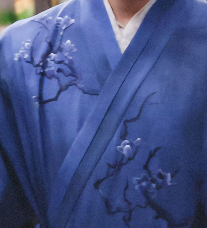 小来的衣服真的是手工绣的捏，看这个凸起的细线纹理，完全不是贴在衣料上的印花[可怜