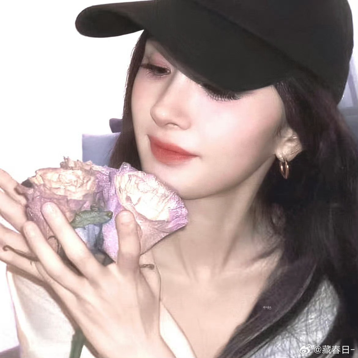 杨幂汤圆头像杨幂新头像上线，羊毛卷配手捧汤圆，软萌指数直接爆表！这个小幂，甜度超