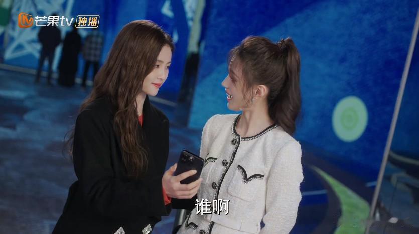 这样子的郑书意，现实中绝对没朋友！~..

秦时月和喻游去看美术展之前，恶补各种