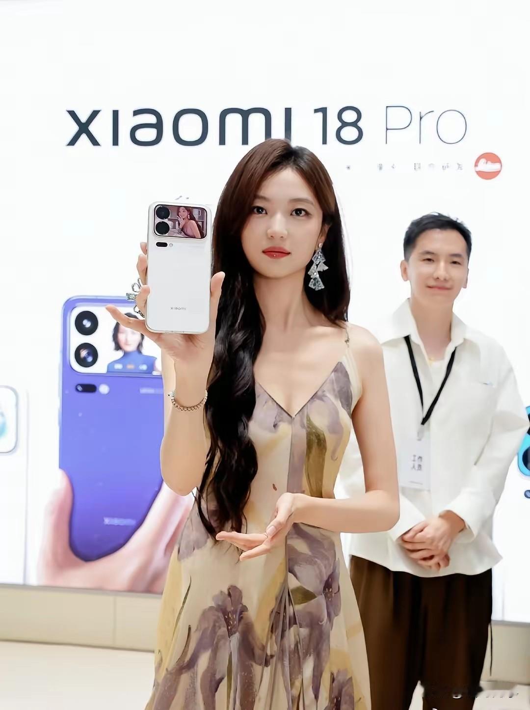 演员孙千为Xiaomi18 Pro系列手机站台。
小米18Pro系列首发搭载骁龙