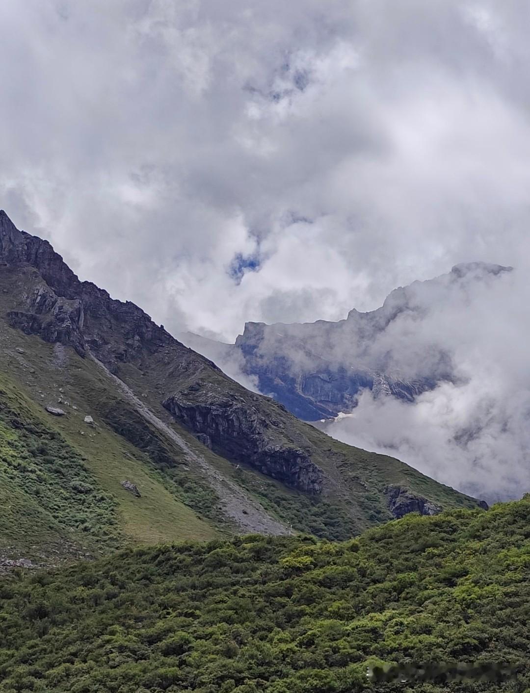 云淡风轻：不再争辩的成熟
我不再与人争辩，
因为我明白，每个人都站在自己的认知里