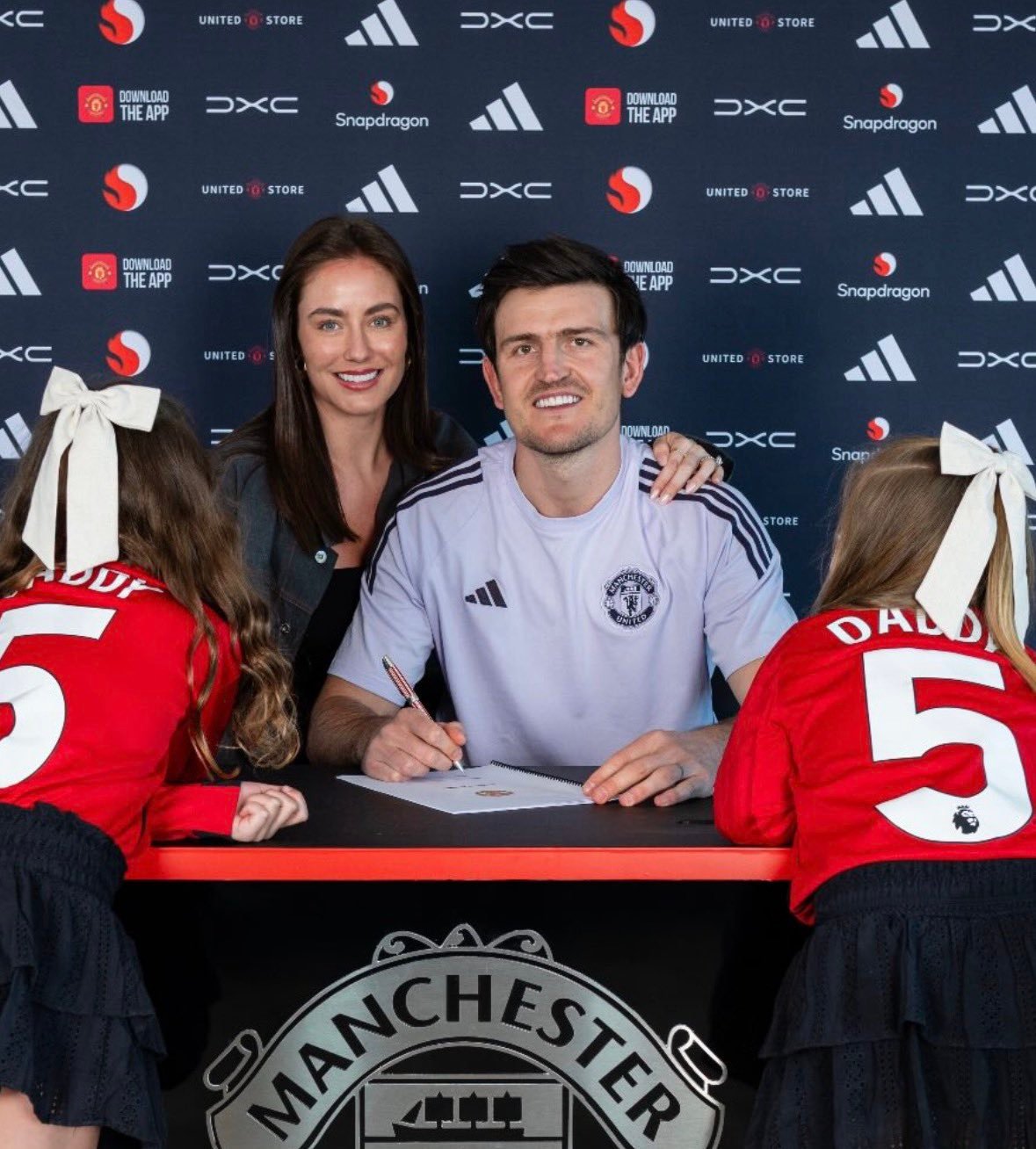 马奎尔和他的妻子以及两个女儿在签约现场曼联