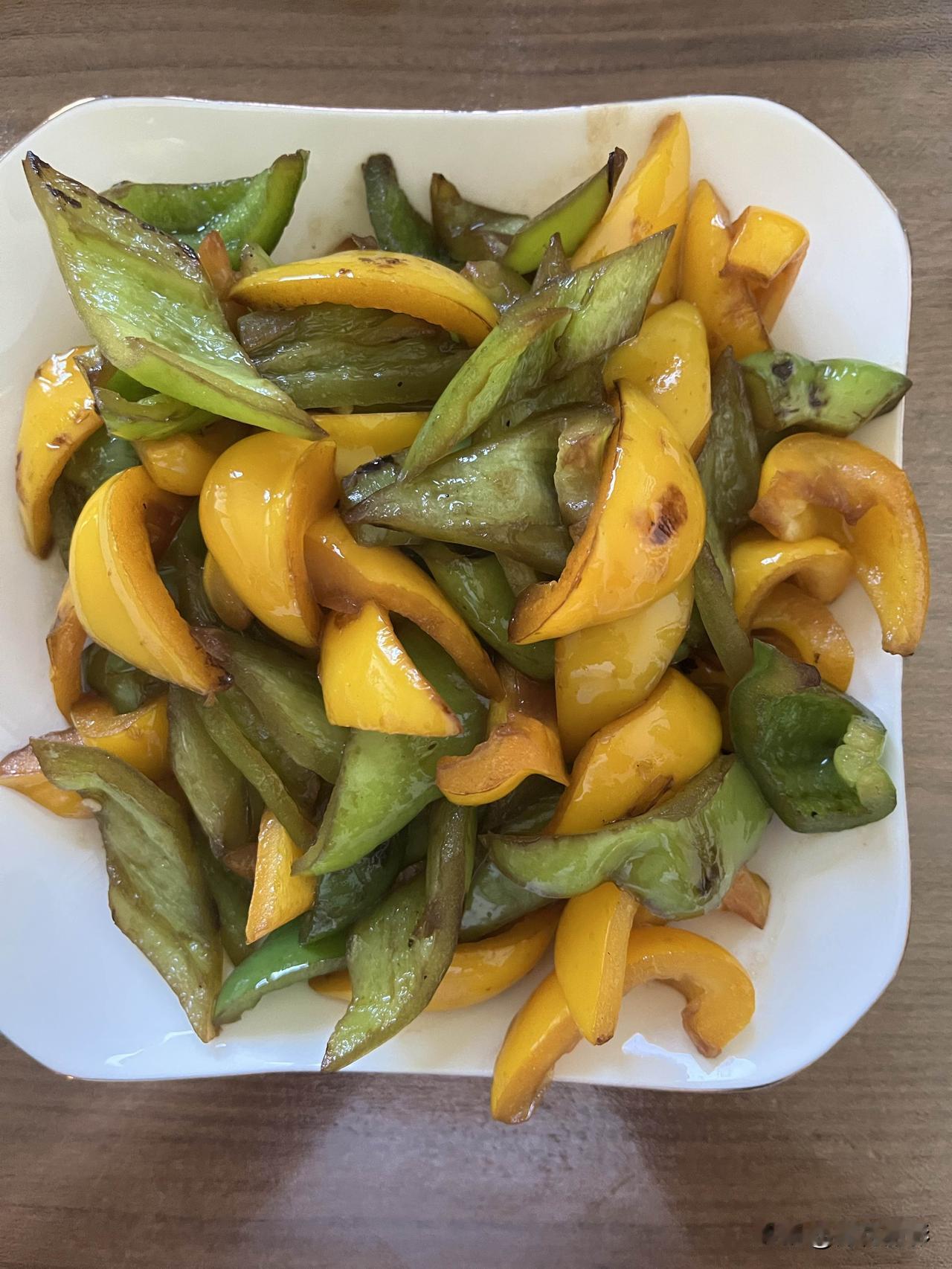 好友们晚上好！新周愉快，晚餐香香！今天的晚餐：
素炒彩椒
豆角炒肉
红薯玉米
窝