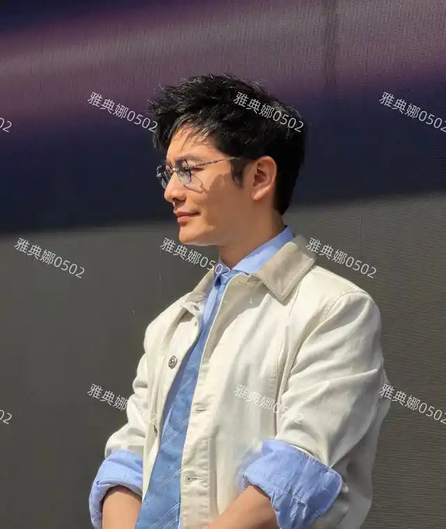 48岁黄晓明戴假发瘦身亮相，穿白西装戴冰蓝眼镜，被赞“金融街老钱风” 
