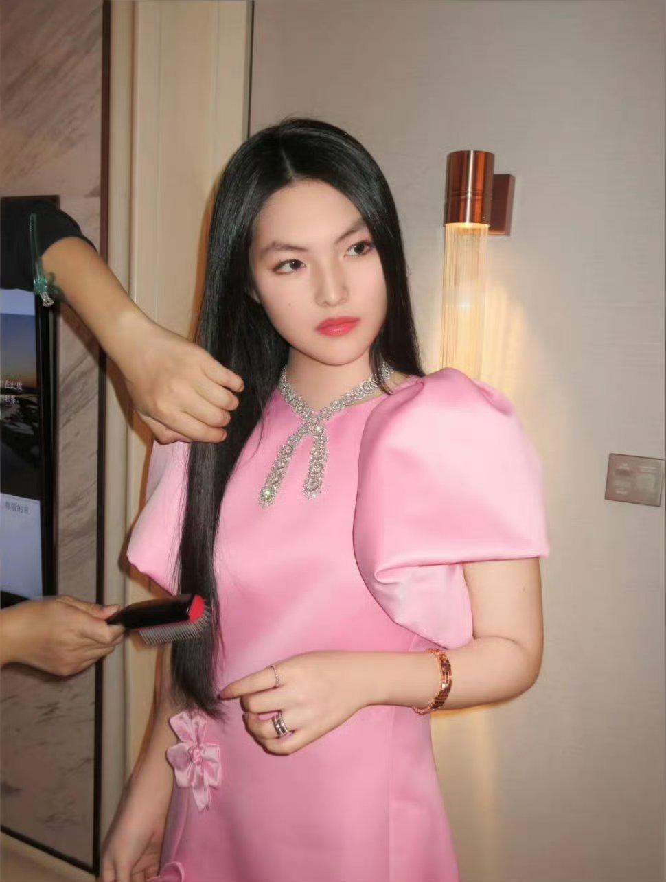 果然明星都是胖着玩玩的！ 王诗龄换了个眉毛好看了很多呀，李湘瘦的这么快吗，上次机