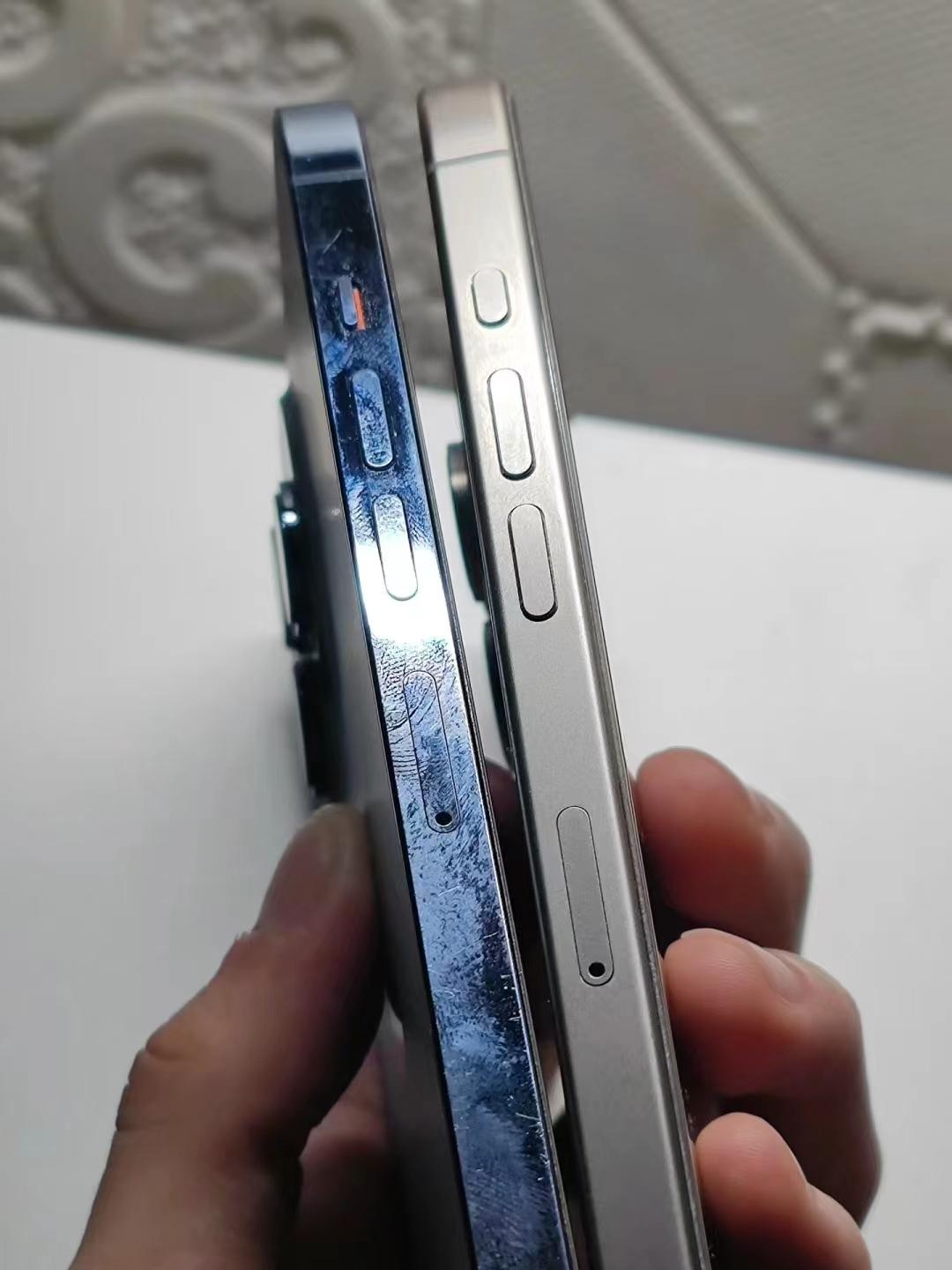 不要太明显！iPhone15 Pro钛金属和不锈钢边框的区别：钛金属不会沾染指纹