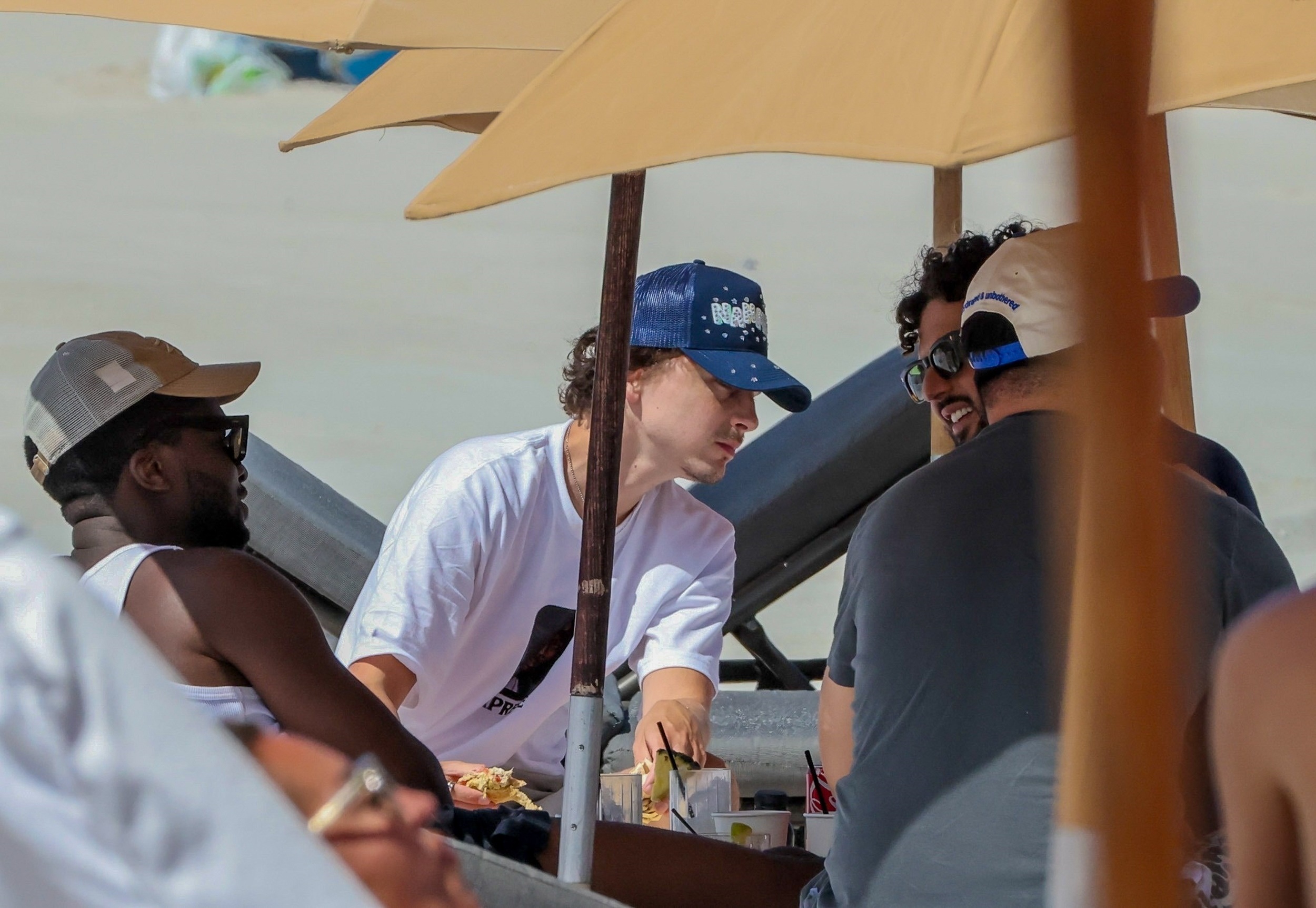 甜茶海滩露点 「橘皮一哥」Timothée Chalamet  近日和好友在迈阿