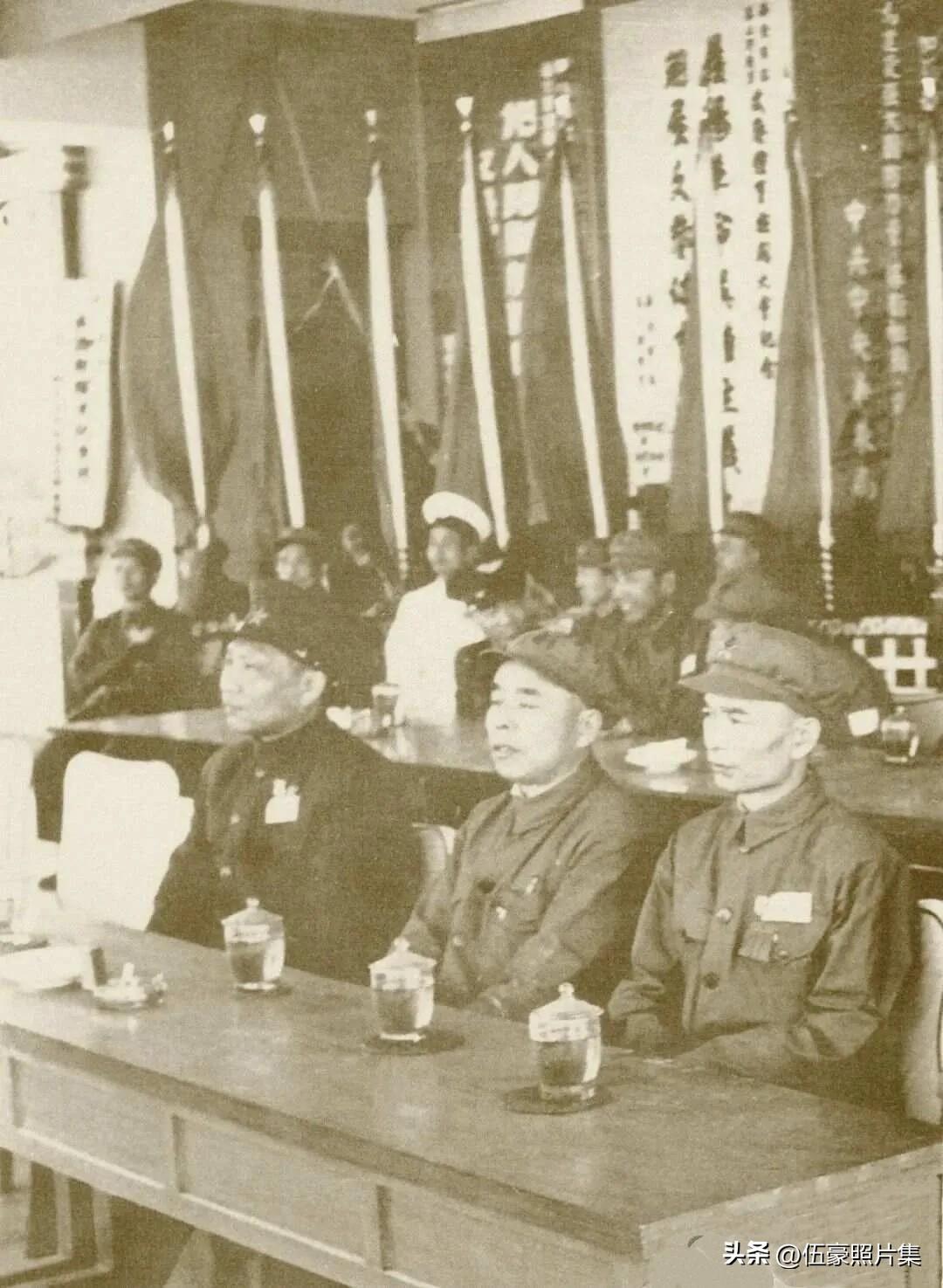 上世纪五十年初，华东军区副政委唐亮（前左一）与赖毅（前左二）等在华东军区文艺体育