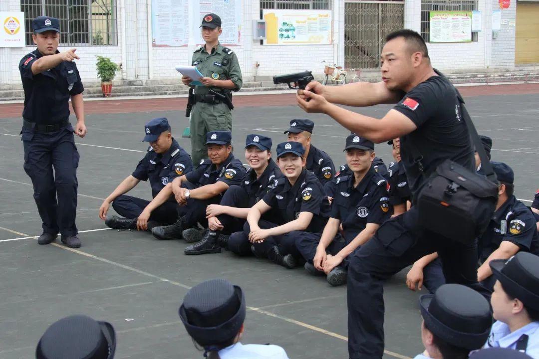 根据《人民警察使用警械和武器条例》和《枪支管理法》，武器警械的使用权限仅限于正式