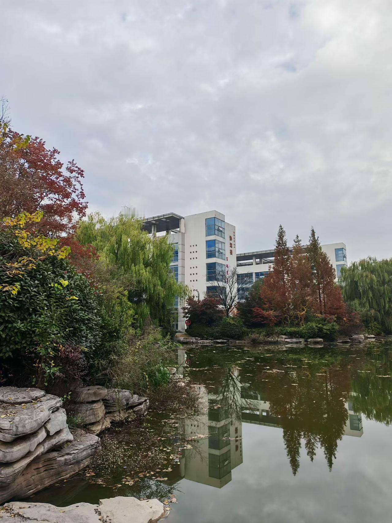 试问房价下跌到多少你可以买的起房等银行这批自售房消化完，房价应该也就触底了，至于