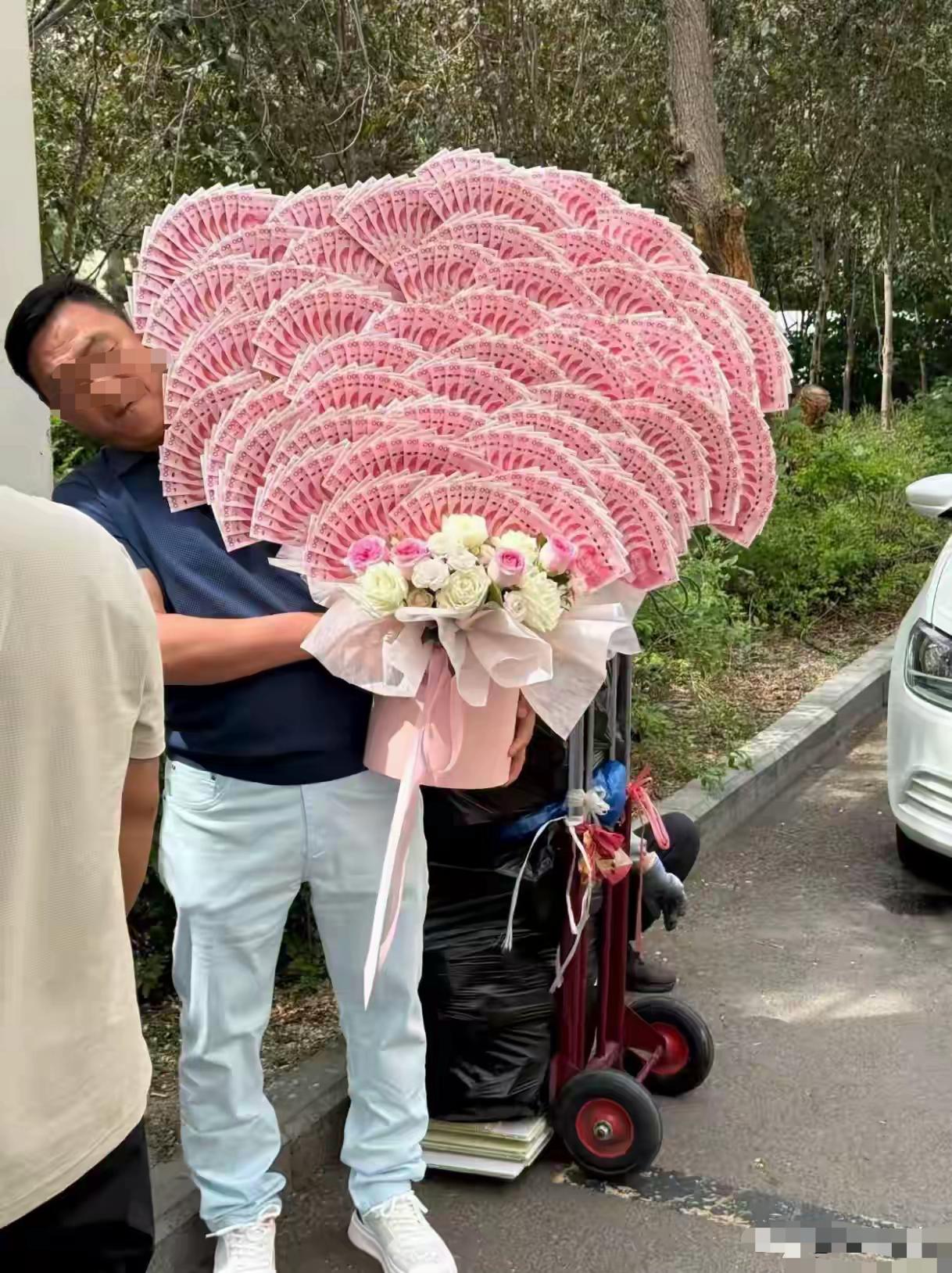 高考结束，送走出考场的学生一束花，情理之中的事。
只是送束假花，表达的情感有点儿