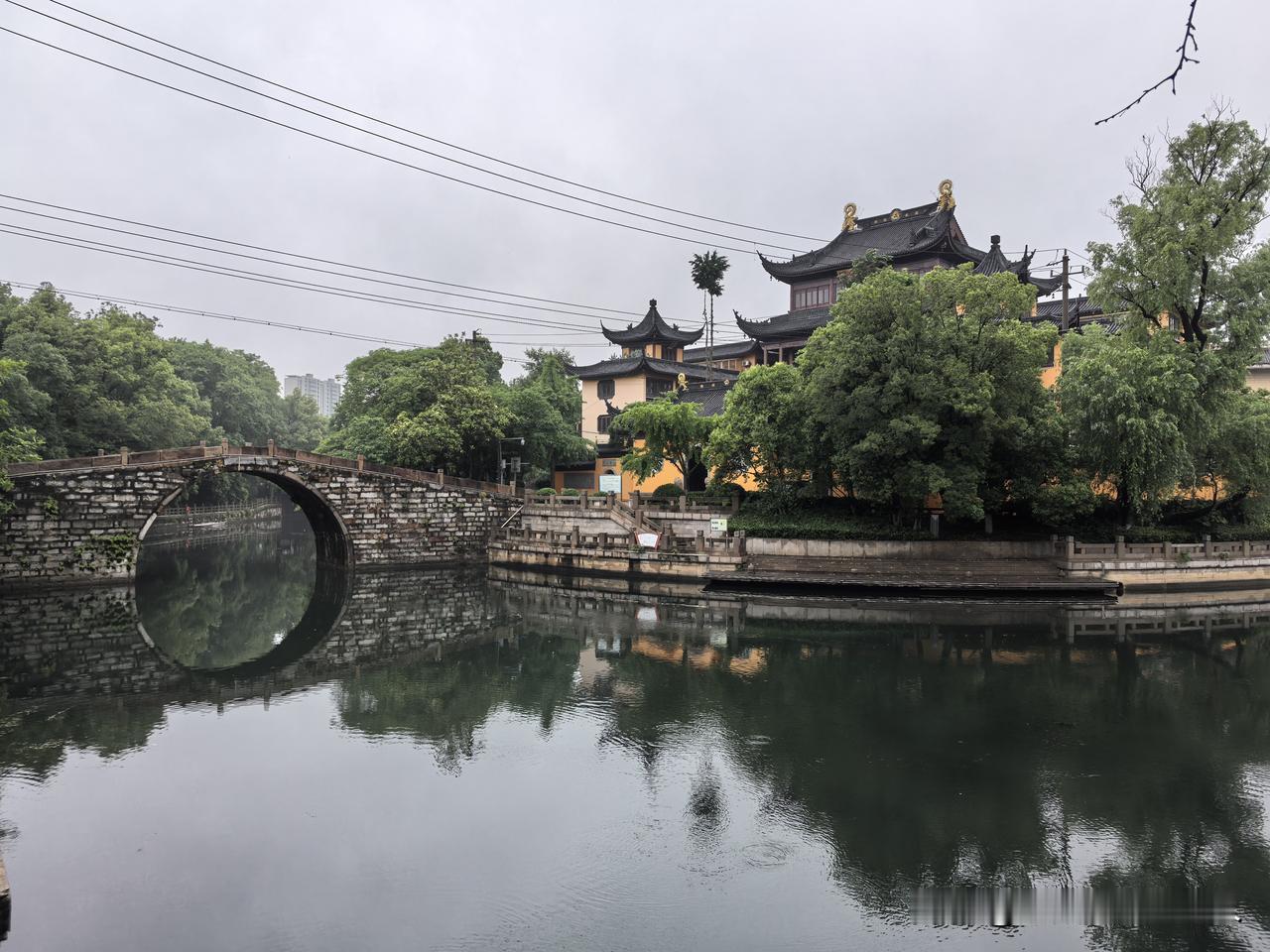 苏东坡为什么钟情于常州?
东坡公园旁，
小桥流水人家，
隔壁黄墙黛瓦，
一处纯纯