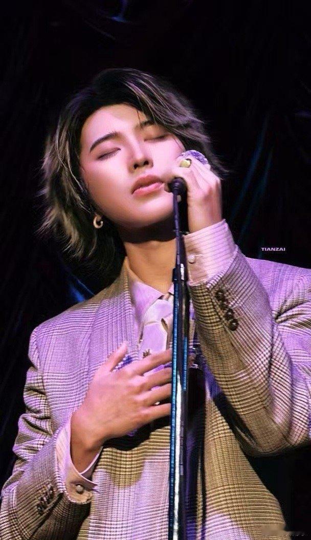 蔡徐坤音乐节压台出场氛围感直接拉满，压轴出场惊艳全场。蔡徐坤手握舞台绝对掌控力，