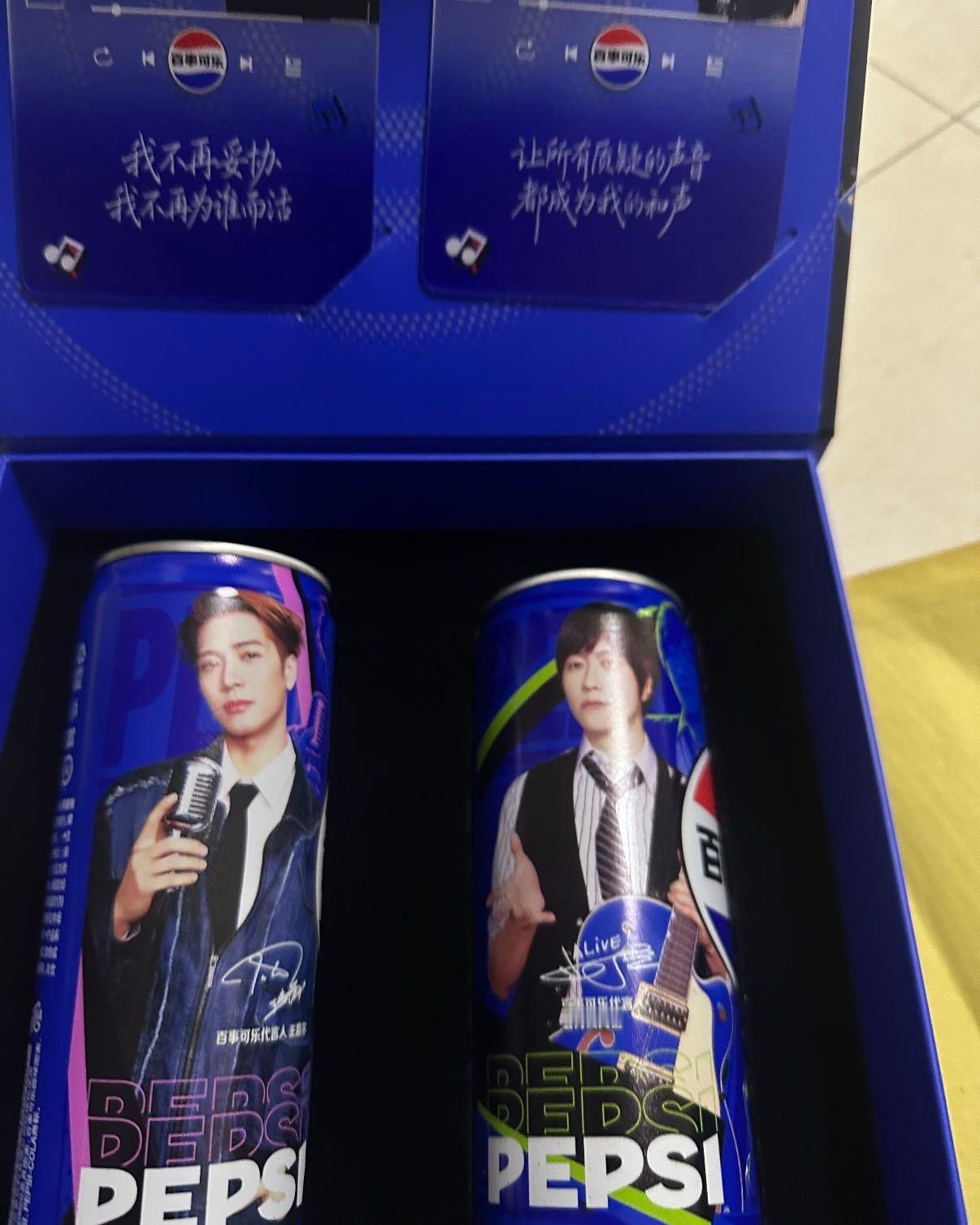 来小小的炫耀一下，王嘉尔和阿信的限量罐礼盒到喽！拆开礼盒之前以为就是普通饮料罐，