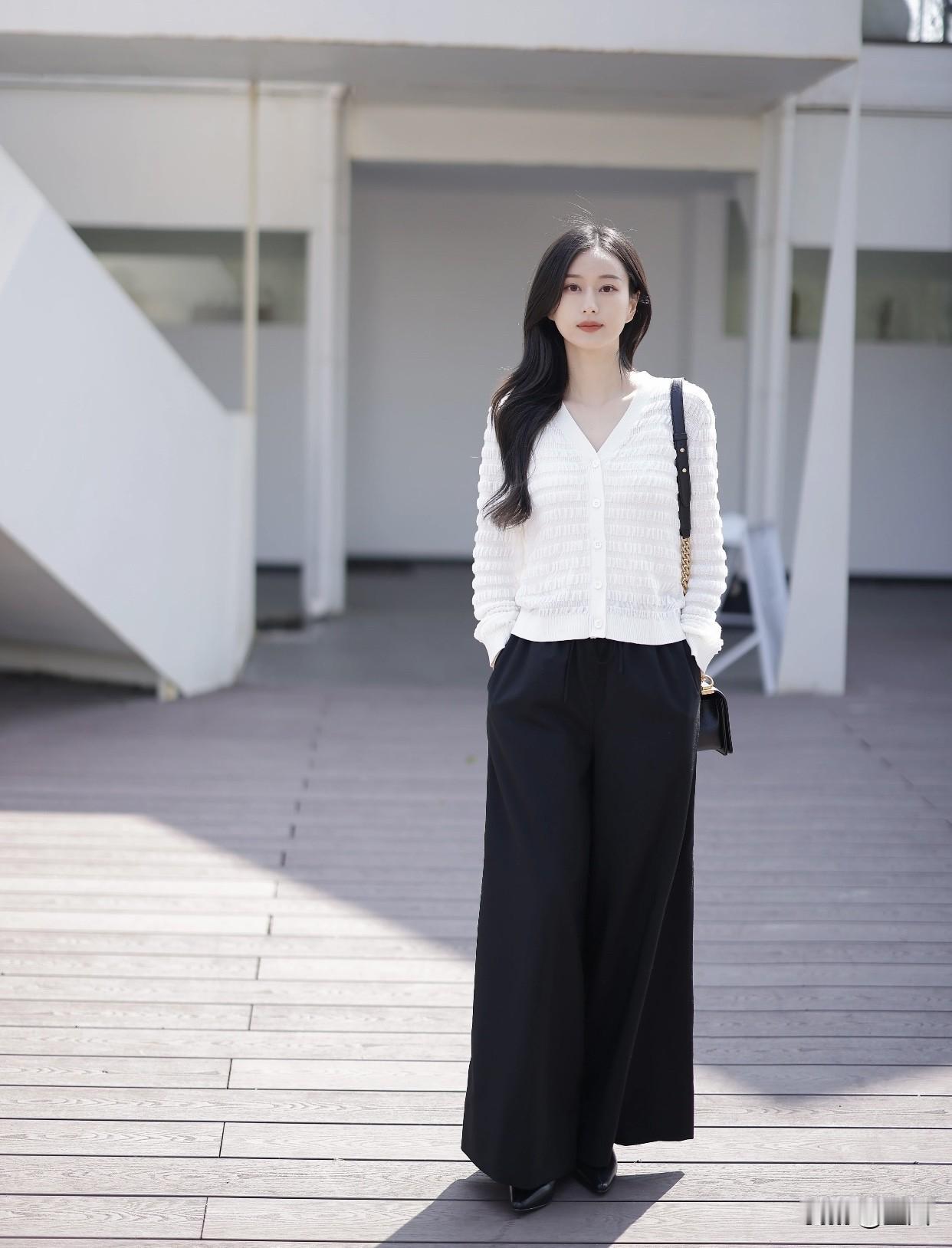 像白牛仔拼接衬衫搭黑小脚裤，踩上低饱和粉高跟鞋，再拎个浅咖包，利落中藏着软甜。粉