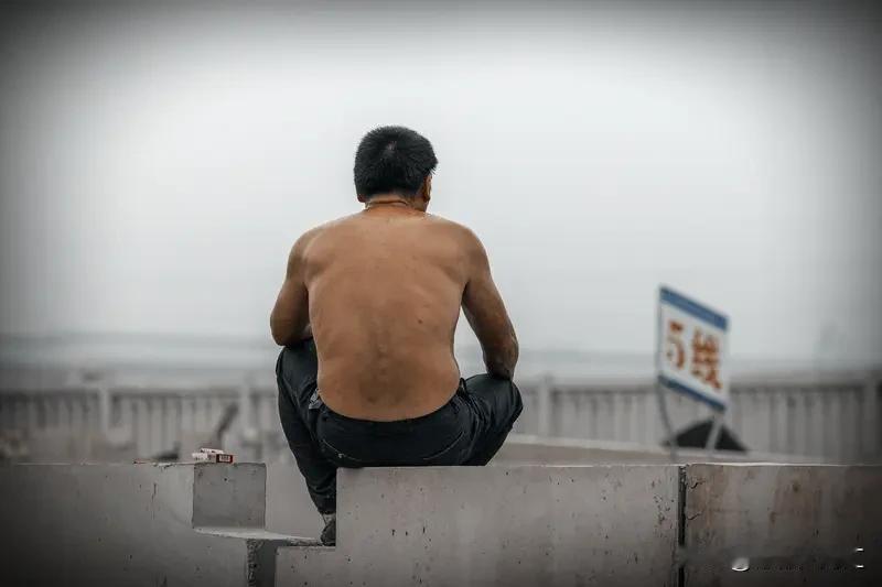 讨薪无果真的太闹心了，不过咱也别慌，有不少合法途径能解决。
可以先和用人单位再协
