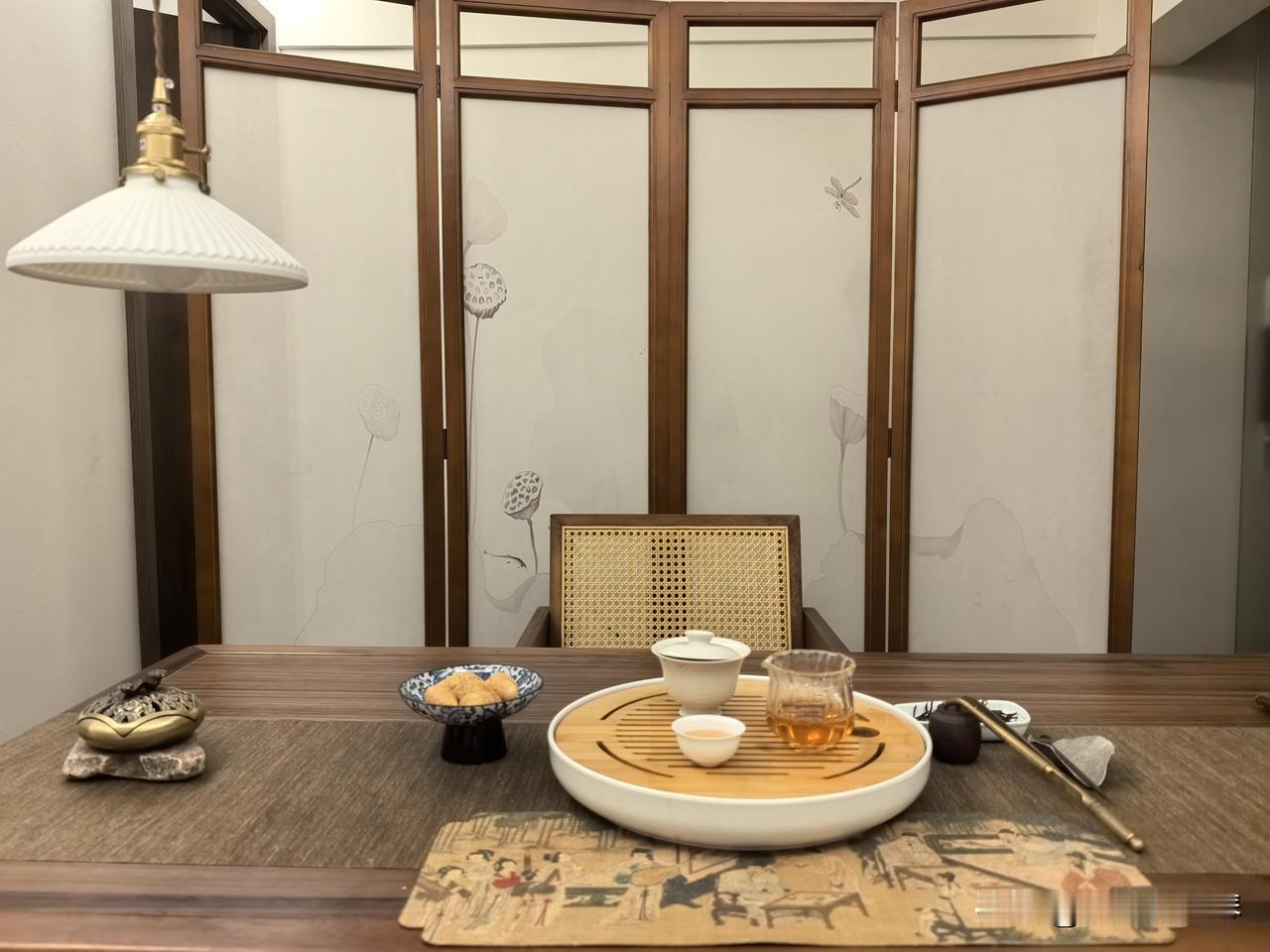 在金山湖公园🏞旁，有间茶庄，名字很雅致，叫做“珑韵”。店面不大，但卖的东西还蛮