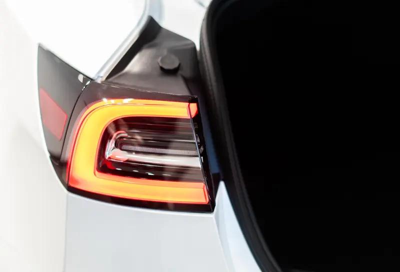 许多新能源汽车尾灯太亮，是不是有点光污然！
   最近晚上经常开车，发现许多新势