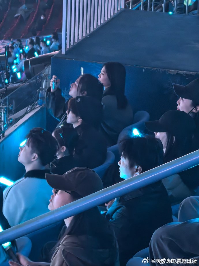 歌手导演洪啸看张杰演唱会洪啸都来听张杰演唱会了，这是在为新一季歌手选最强选手吧！