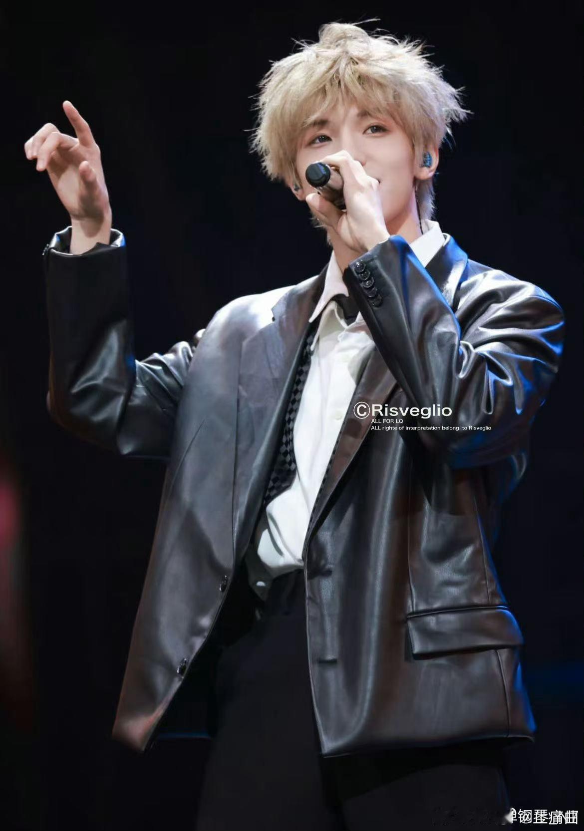 张泽禹的故事 从小小少年到如今耀眼，张泽禹的每一岁都在认真书写自己的故事场馆外好