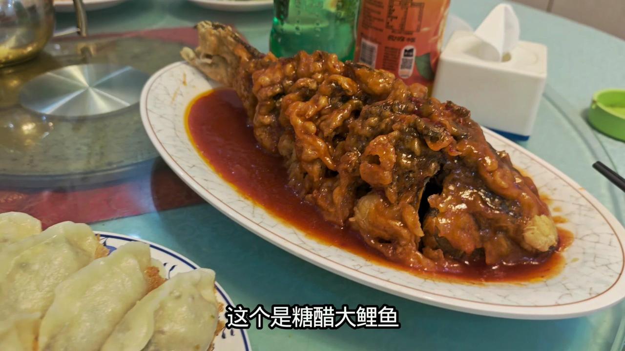 聚餐的快乐就是这么简单！👬好久没见的朋友从远方来，一起去老新风吃饭。车子停好就