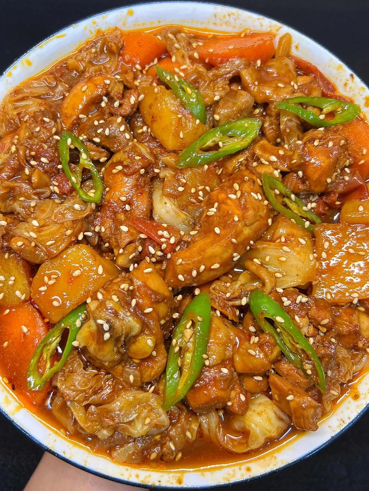 肉菜一锅出好吃到舔手指！今天继续分享一道我比较喜欢的家常菜！
做法：
1、鸡腿洗