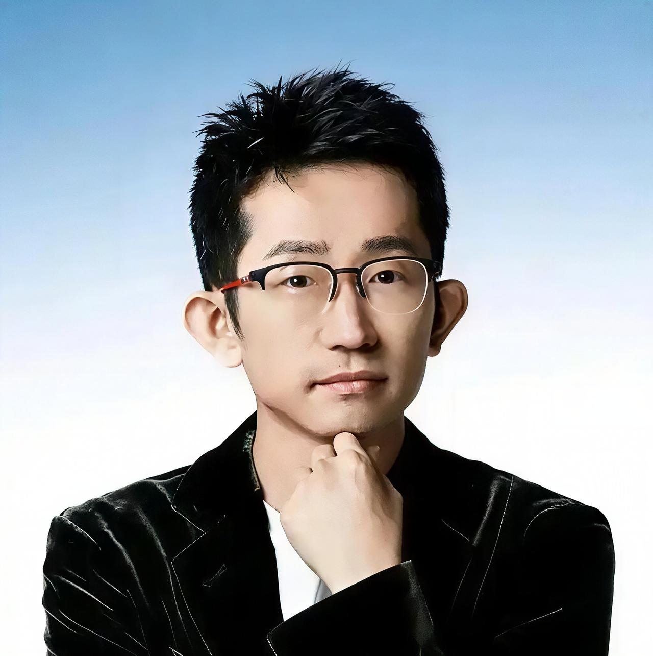 清华大学硕士杨奇函老师在近期的短视频里提到了一套“人生成长阶段论”：何谓幼稚，便