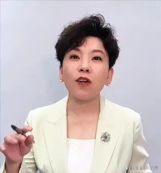 邓亚萍太敢说了林诗栋完全不是输给了兼3项她说，林诗栋输就输在了赛场上自己有两个细