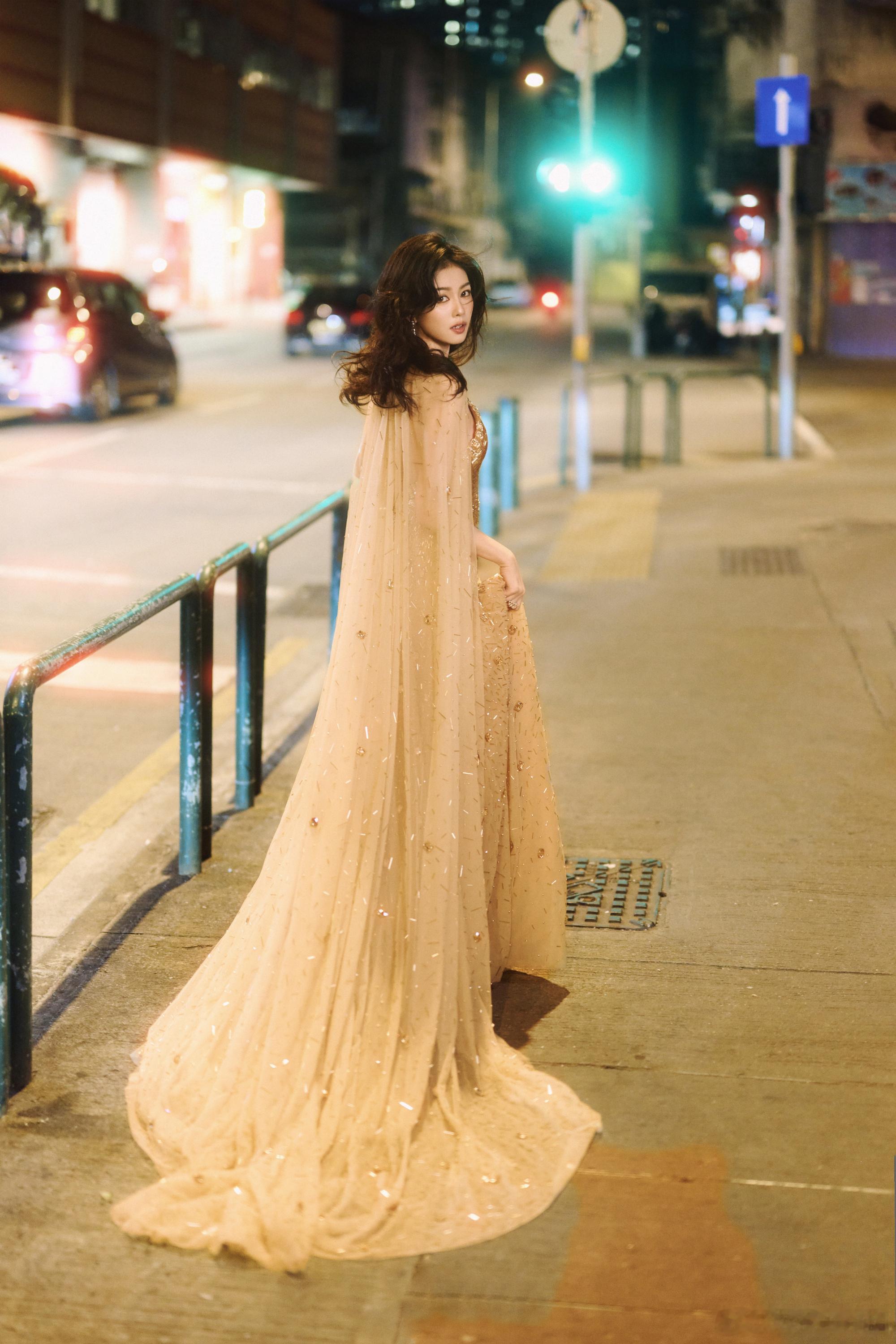 白鹿｜尖叫之夜内场 哇哦 ，今晚第三套 ！白鹿在内场又换上了一身 Tony Wa