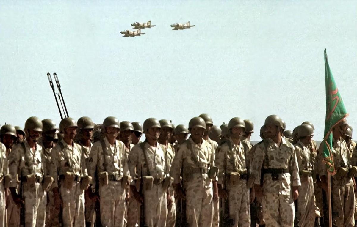 提到中东“火药桶”，大家脑子里往往浮现的是美军航母或者各种自杀式无人机。

但你