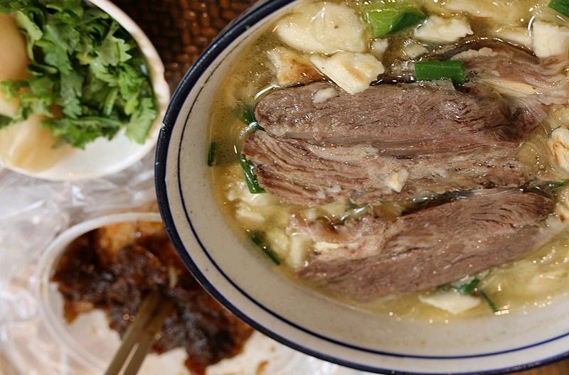 羊肉泡馍与西安城……
羊肉泡馍，清末火起来：西安回民把做法改良，熬浓羊汤、配糖蒜