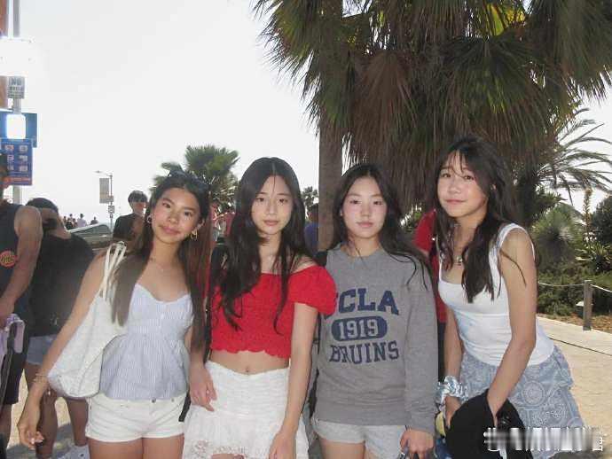 小S小女儿晒与闺蜜度假照小S的小女儿许曦恩晒出自己与闺蜜度假的合照，13岁的她愈