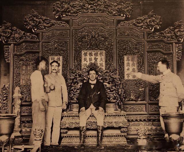 1900年，八国联军攻破北京城后，昔日代表着无上皇权的龙椅，成为了八国联军军官们