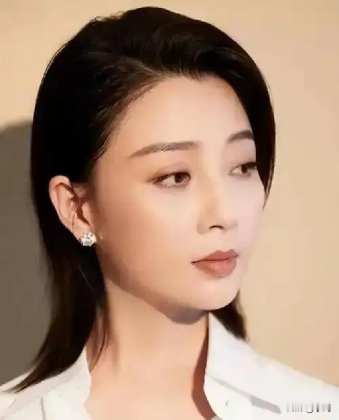 殷桃刚拿下白玉兰，飞天金鹰也早揣兜里，三料视后凑齐。

消息一出，热搜直接爆了，