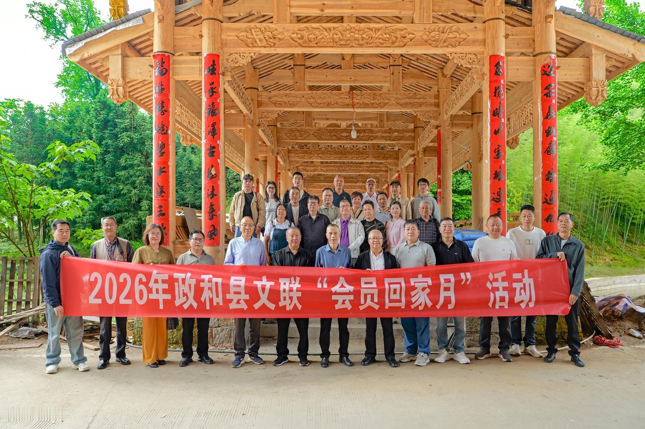 (大红)日月廊桥赋
李家宁(中国)
大红古村，群山环楻如城。清溪一曲，蜿蜒东向而