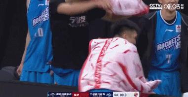 2021年，宁波男篮获得队史第一胜时的画面（对手是同曦 