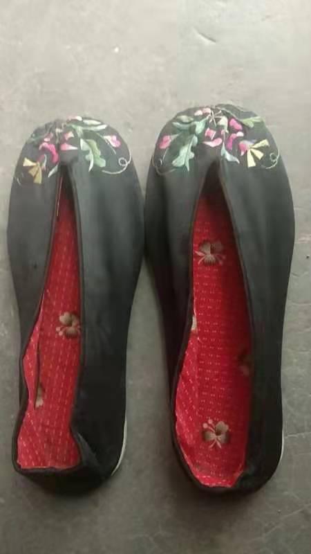 这是一双陪嫁绣花鞋，纯手工制作。带着陪嫁的故人活着也有90多岁了。

她是我妹妹