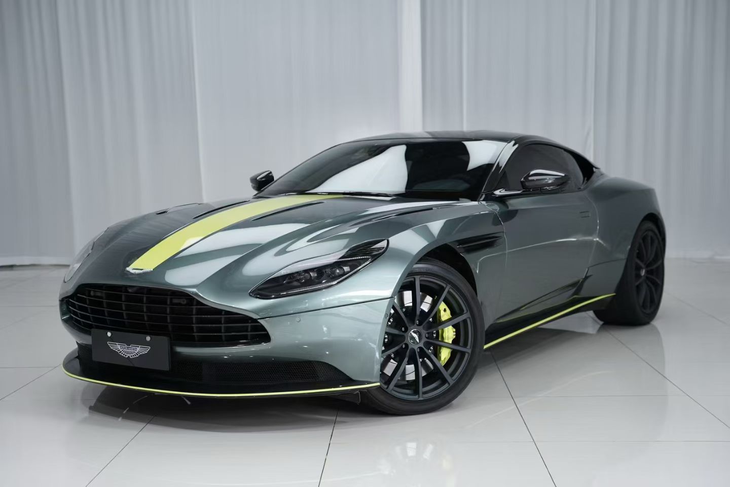 阿斯顿马丁 DB11 AMR V12，大家马丁AMR是不是很陌生？AMR，是阿斯
