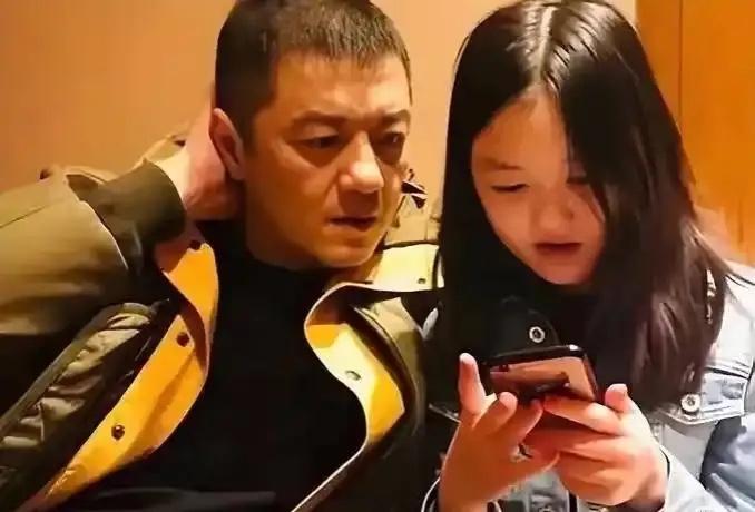 李亚鹏翻红了，不是靠直播，不是靠热搜，是靠女儿。
李嫣把卖照片的钱，全砸进了唇腭