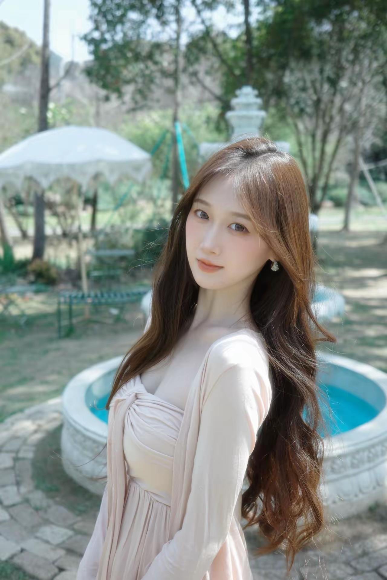 夏日清新少女，公园里的优雅时光🌿👗💐温柔花裙少女 湖边温柔少女 公园时尚少