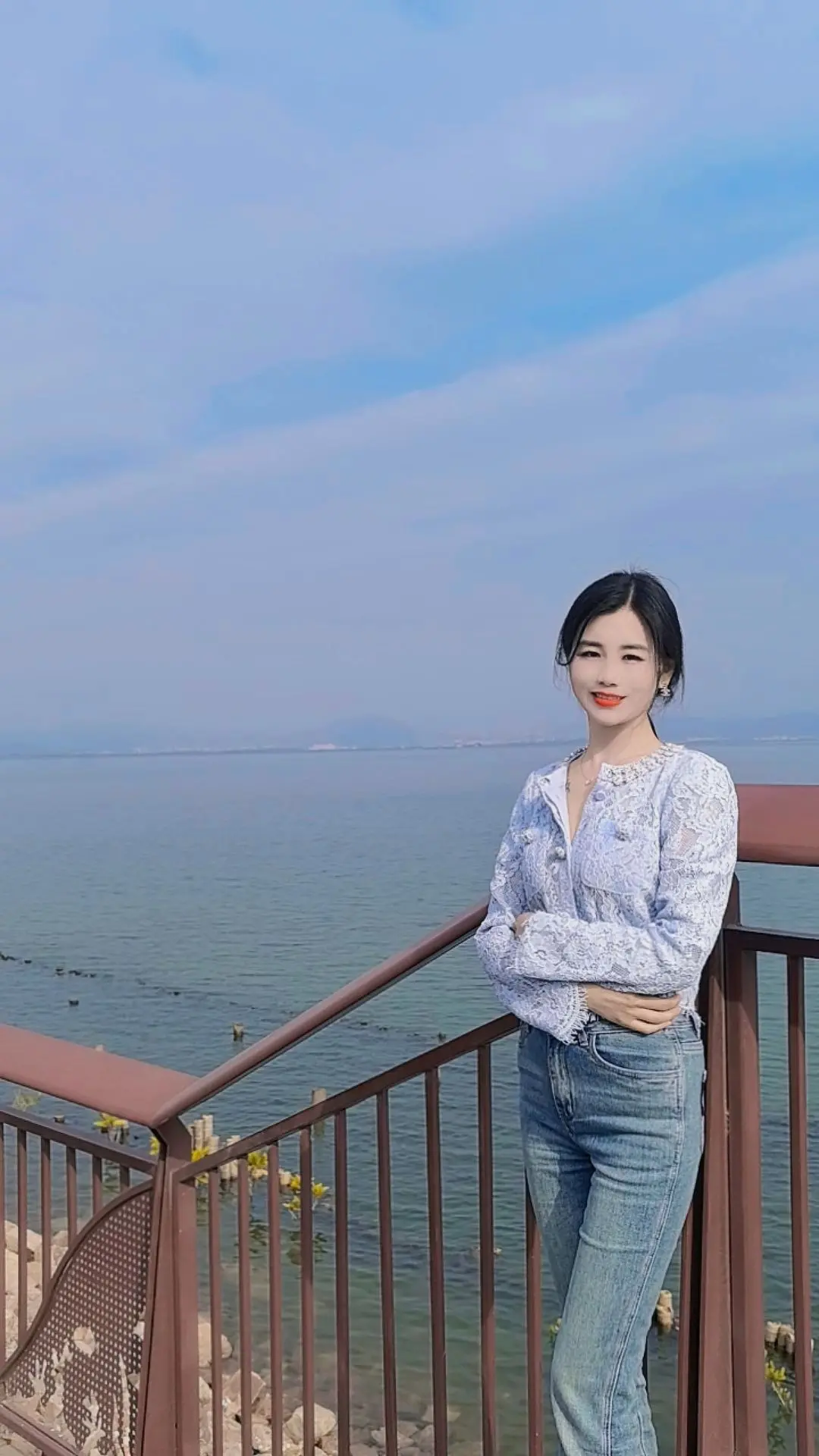 我们曾如此渴望命运的波澜，到最后才发现：人生最曼妙的风景，竟是内心的淡...