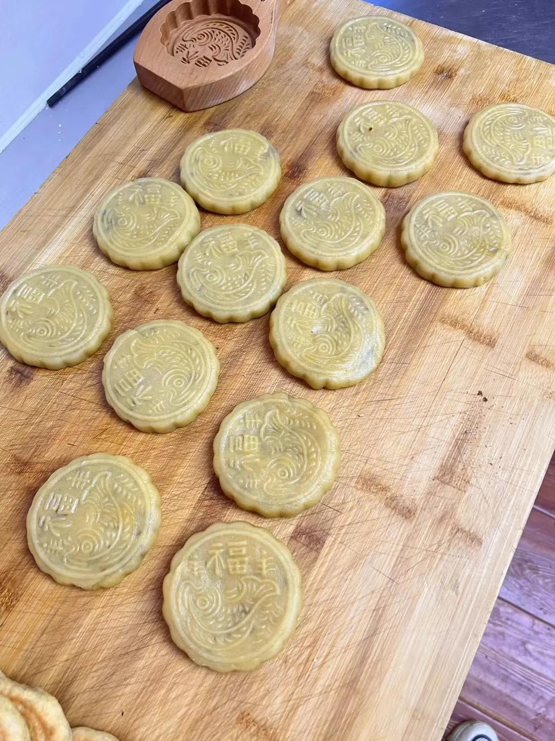 五十岁以下还会做月饼的人多吗？其实自己家烙的混糖月饼和提浆月饼才好吃，可惜会的人