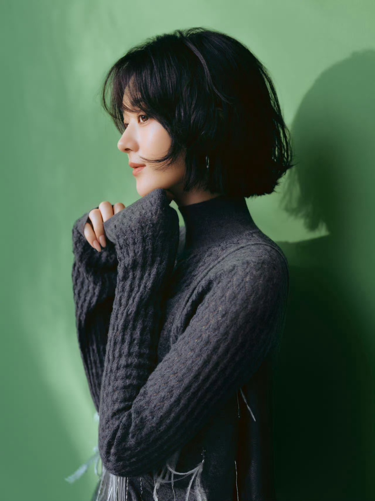 赵丽颖温柔溢出屏幕了  她的温柔，如同春日里最动人的旋律，悠扬而缠绵。赵丽颖用自