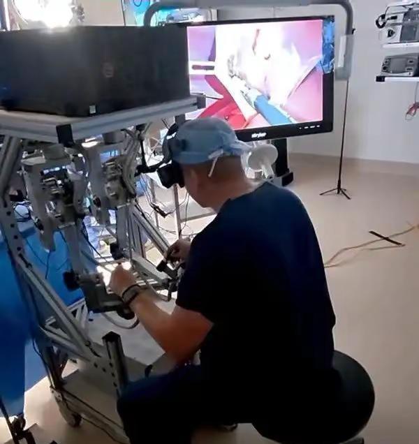 宇树G1人形机器人完成活体动物腹腔镜手术。2026年7月，国际顶刊《Nature