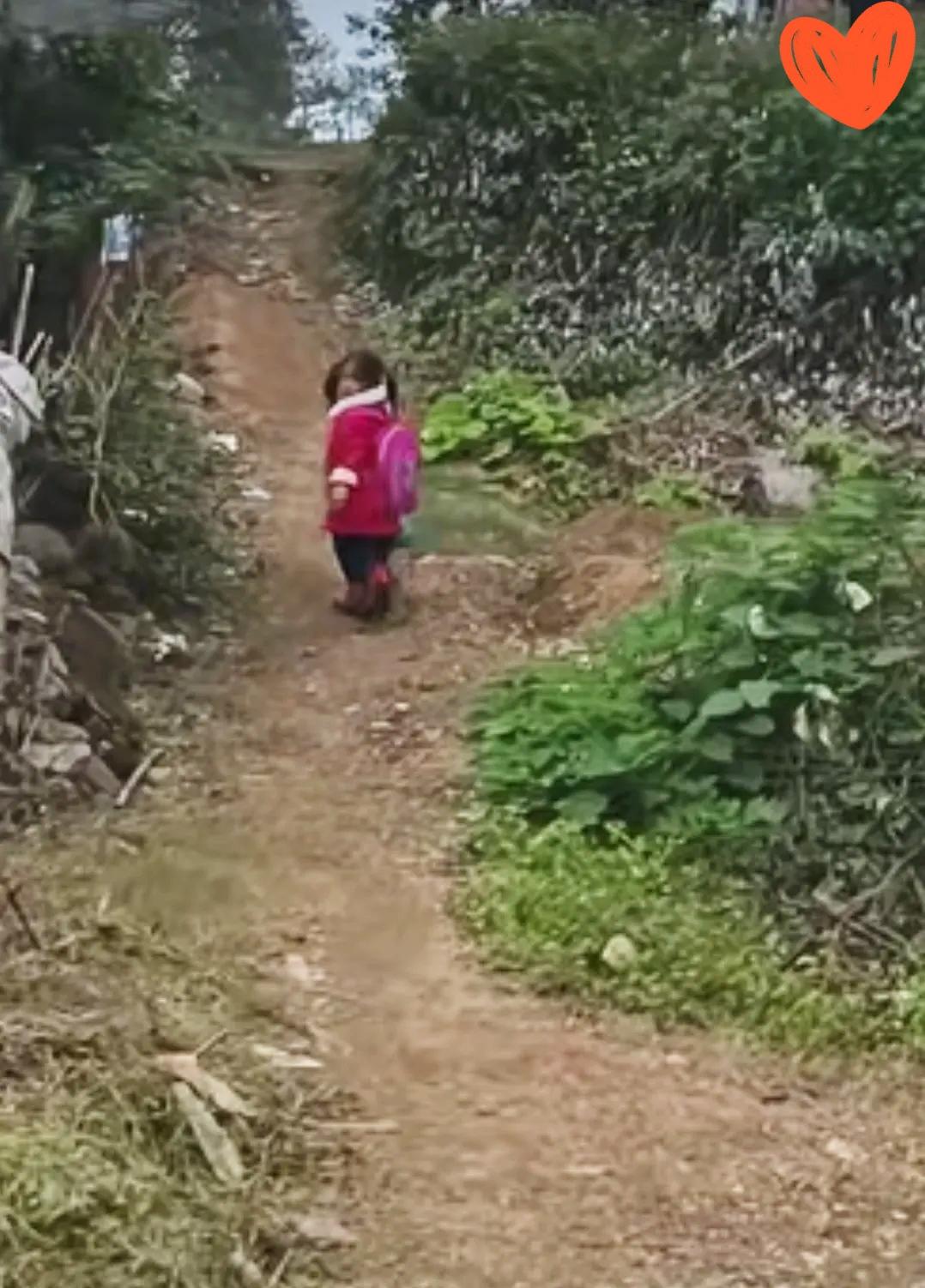 这一幕看哭了！

河南信阳的乡间小路上，瘦小的女孩背着书包走在土坡上，短短10多