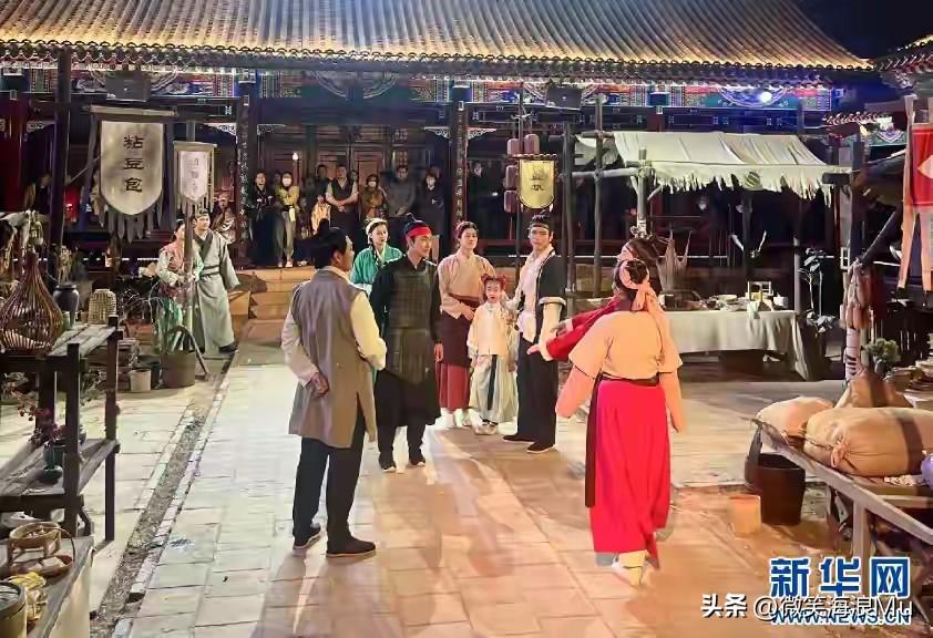 春节期间，小城的人们穿着打扮，大红大紫