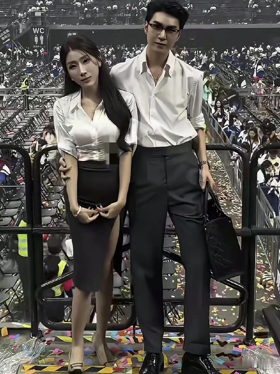徐良演唱会男子和女友合拍